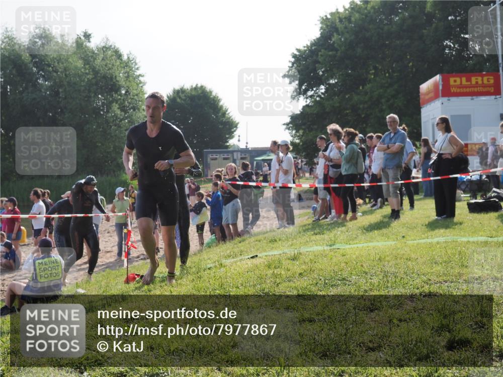15.06.2025 - 27. Vierlanden-Triathlon KatJ http://msf.ph/oto/7977867 15.06.2025 08:38:34 Schwimmen 27, 35, 45, 86, 126 meine-sportfotos.de