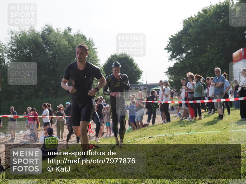 15.06.2025 - 27. Vierlanden-Triathlon KatJ http://msf.ph/oto/7977876 15.06.2025 08:38:35 Schwimmen 27, 35, 45, 86, 126 meine-sportfotos.de