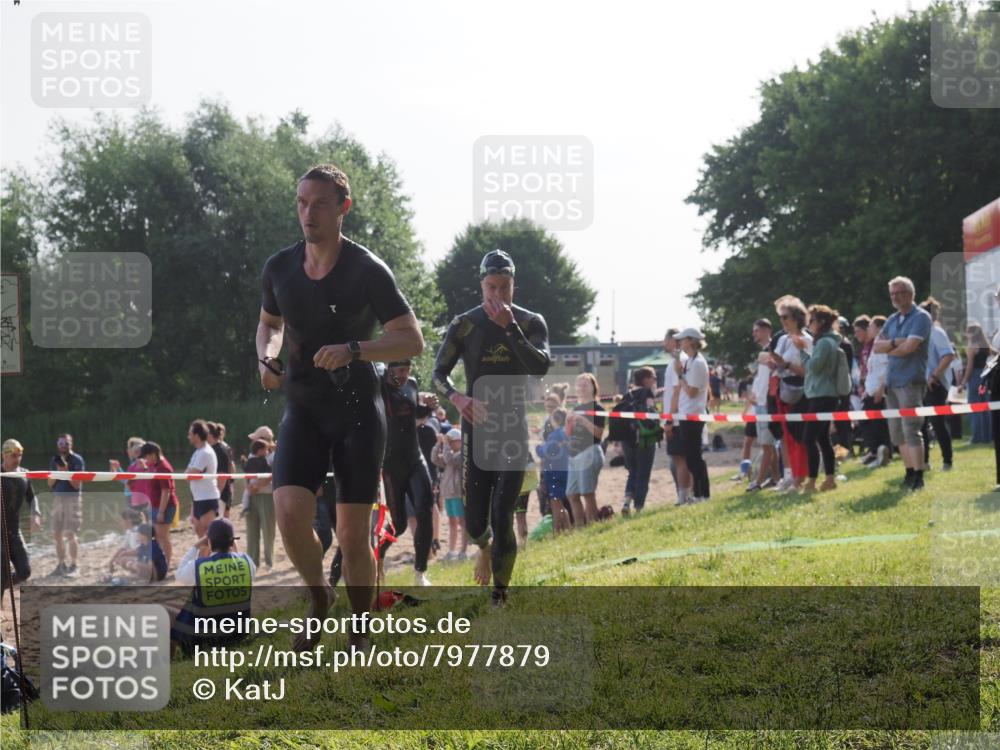 15.06.2025 - 27. Vierlanden-Triathlon KatJ http://msf.ph/oto/7977879 15.06.2025 08:38:35 Schwimmen 27, 35, 45, 86, 126 meine-sportfotos.de