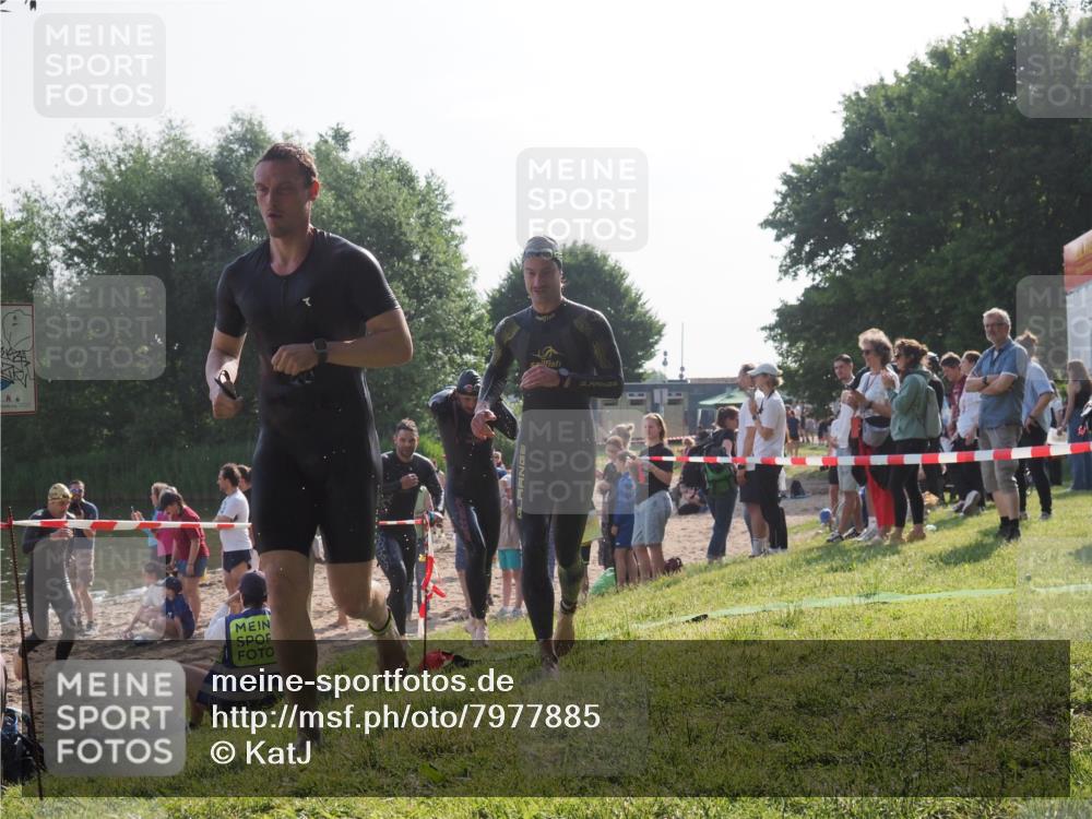 15.06.2025 - 27. Vierlanden-Triathlon KatJ http://msf.ph/oto/7977885 15.06.2025 08:38:35 Schwimmen 27, 35, 45, 86, 126 meine-sportfotos.de