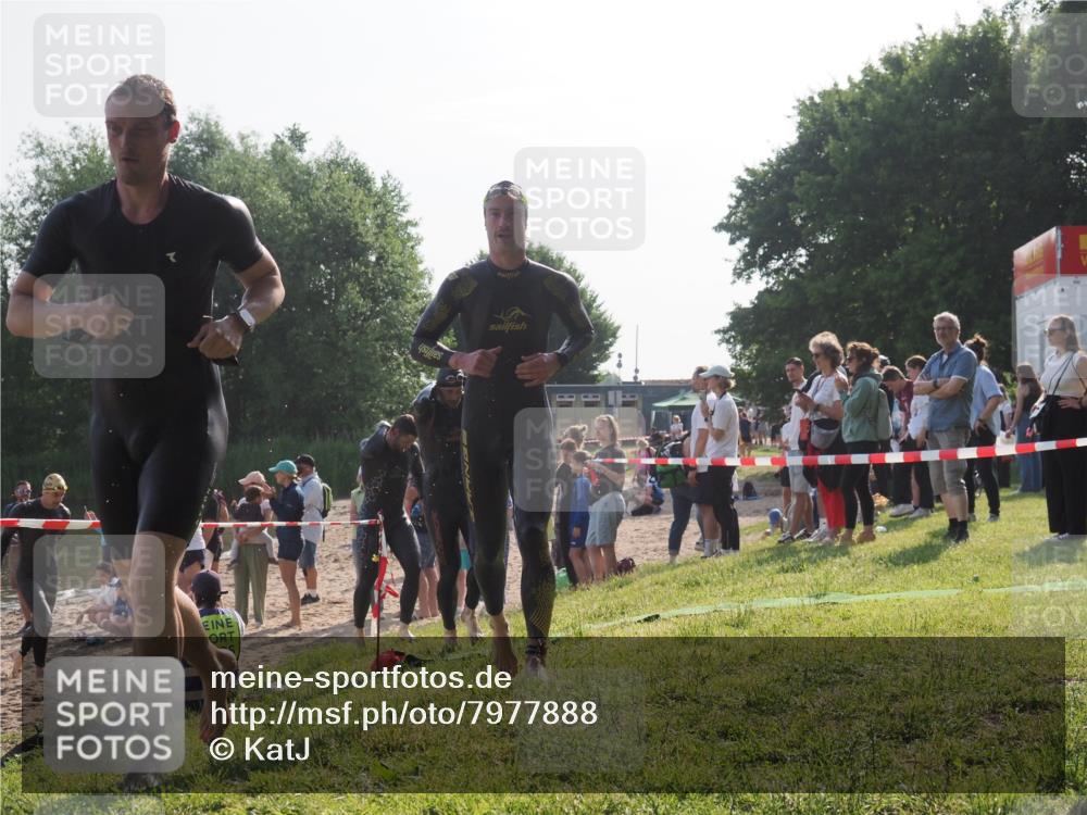 15.06.2025 - 27. Vierlanden-Triathlon KatJ http://msf.ph/oto/7977888 15.06.2025 08:38:36 Schwimmen 27, 35, 45, 86, 126 meine-sportfotos.de