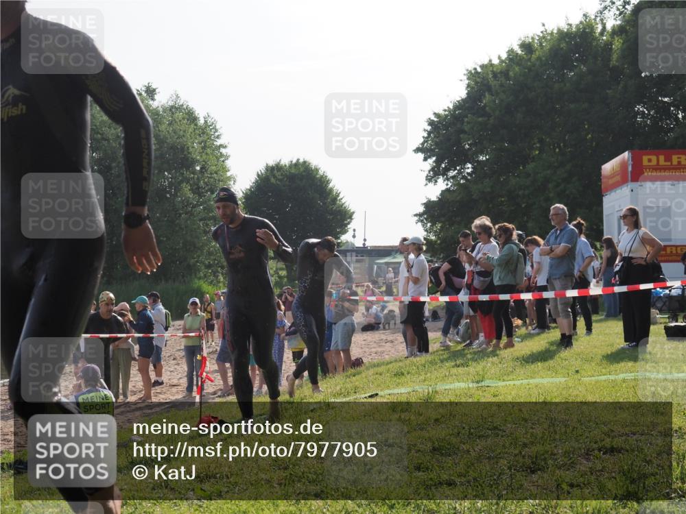 15.06.2025 - 27. Vierlanden-Triathlon KatJ http://msf.ph/oto/7977905 15.06.2025 08:38:37 Schwimmen 27, 35, 45, 86, 126 meine-sportfotos.de