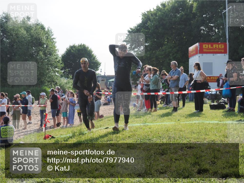 15.06.2025 - 27. Vierlanden-Triathlon KatJ http://msf.ph/oto/7977940 15.06.2025 08:38:39 Schwimmen 2, 27, 35, 45, 86, 126 meine-sportfotos.de