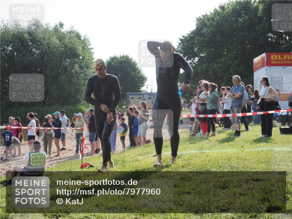 15.06.2025 - 27. Vierlanden-Triathlon KatJ http://msf.ph/oto/7977960 15.06.2025 08:38:40 Schwimmen 2, 27, 35, 45, 86, 126 meine-sportfotos.de