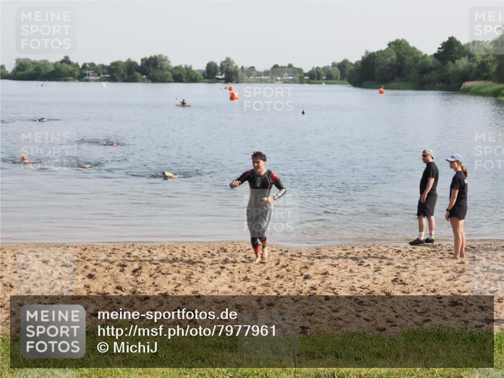 21.06.2025 - 27. Vierlanden-Triathlon MichiJ http://msf.ph/oto/7977961 15.06.2026 08:47:33 Schwimmen 48 meine-sportfotos.de
