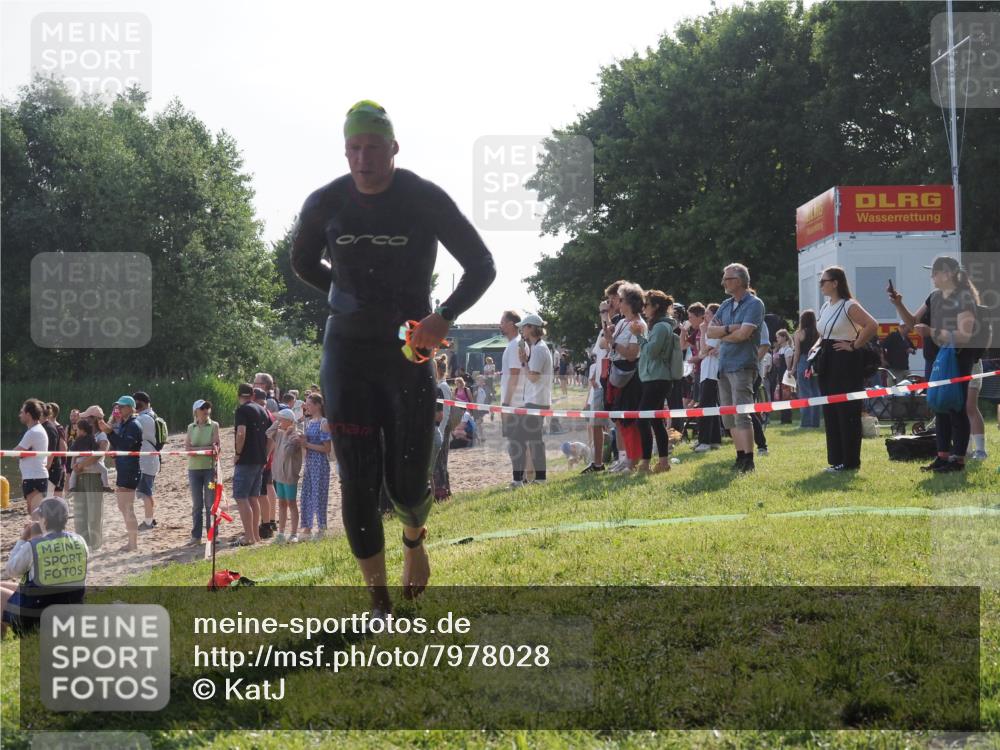 15.06.2025 - 27. Vierlanden-Triathlon KatJ http://msf.ph/oto/7978028 15.06.2025 08:38:47 Schwimmen 2, 27, 126, 182 meine-sportfotos.de