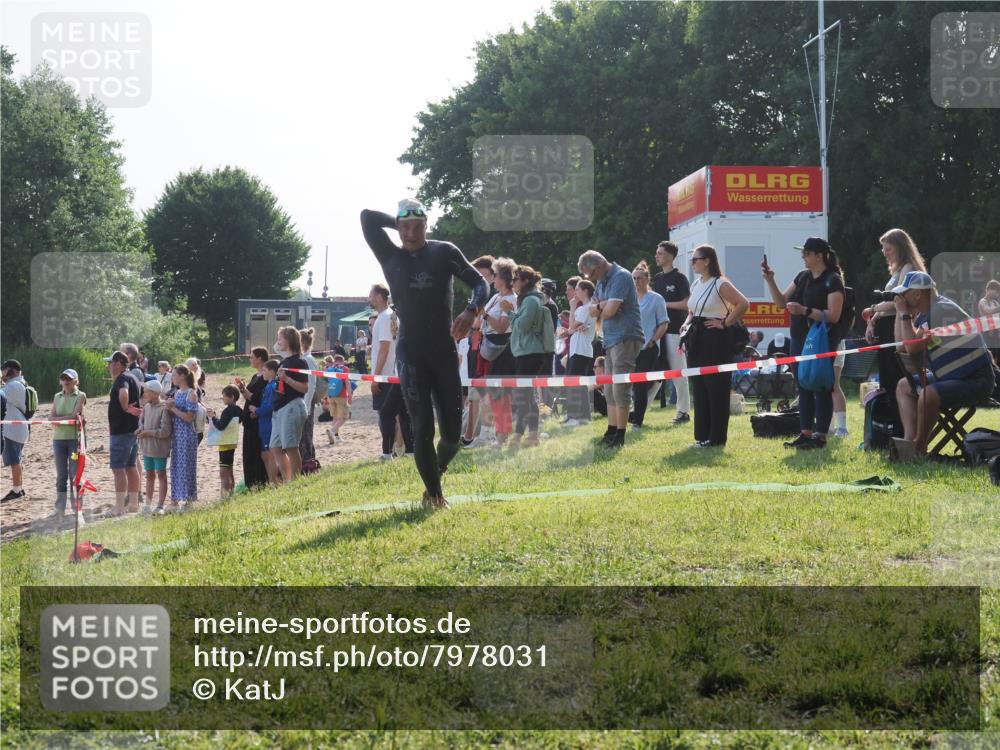 15.06.2025 - 27. Vierlanden-Triathlon KatJ http://msf.ph/oto/7978031 15.06.2025 08:38:53 Schwimmen 2, 94, 182 meine-sportfotos.de