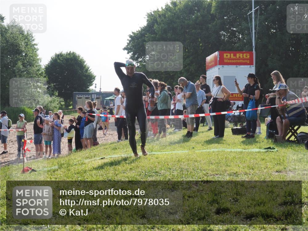 15.06.2025 - 27. Vierlanden-Triathlon KatJ http://msf.ph/oto/7978035 15.06.2025 08:38:53 Schwimmen 2, 94, 182 meine-sportfotos.de