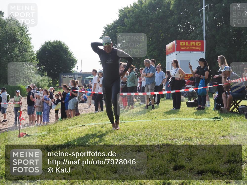 15.06.2025 - 27. Vierlanden-Triathlon KatJ http://msf.ph/oto/7978046 15.06.2025 08:38:54 Schwimmen 2, 94, 182 meine-sportfotos.de