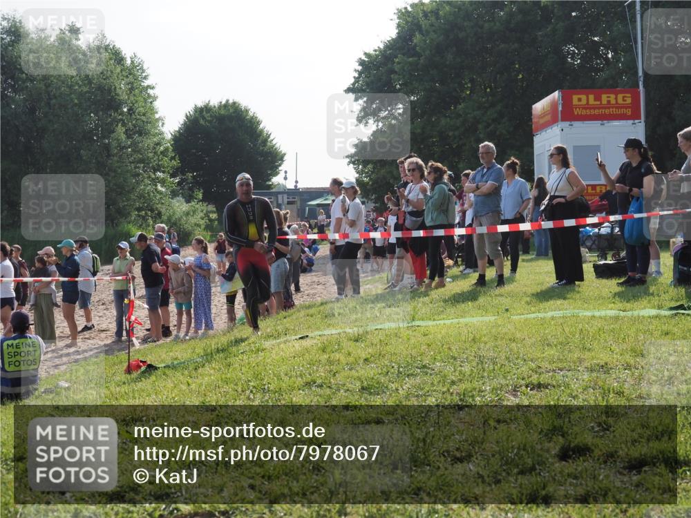 15.06.2025 - 27. Vierlanden-Triathlon KatJ http://msf.ph/oto/7978067 15.06.2025 08:38:58 Schwimmen 94, 182 meine-sportfotos.de
