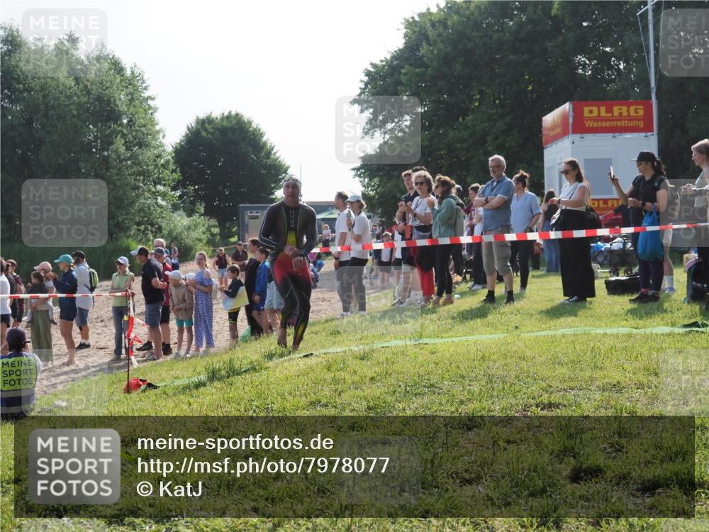 15.06.2025 - 27. Vierlanden-Triathlon KatJ http://msf.ph/oto/7978077 15.06.2025 08:38:58 Schwimmen 94, 182 meine-sportfotos.de