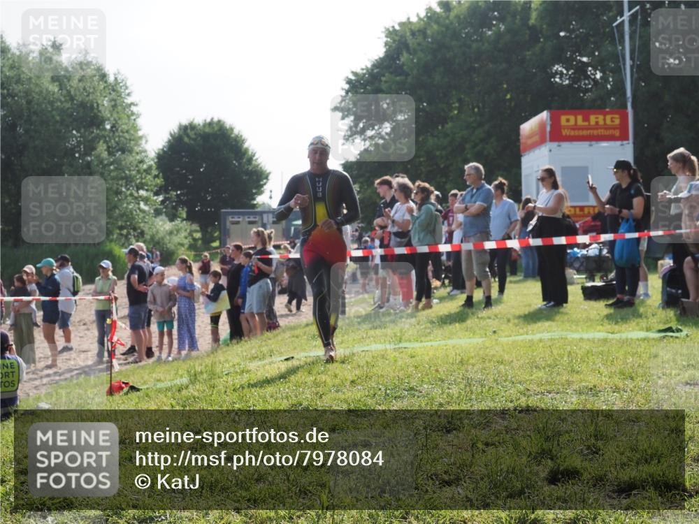 15.06.2025 - 27. Vierlanden-Triathlon KatJ http://msf.ph/oto/7978084 15.06.2025 08:38:59 Schwimmen 94, 182 meine-sportfotos.de