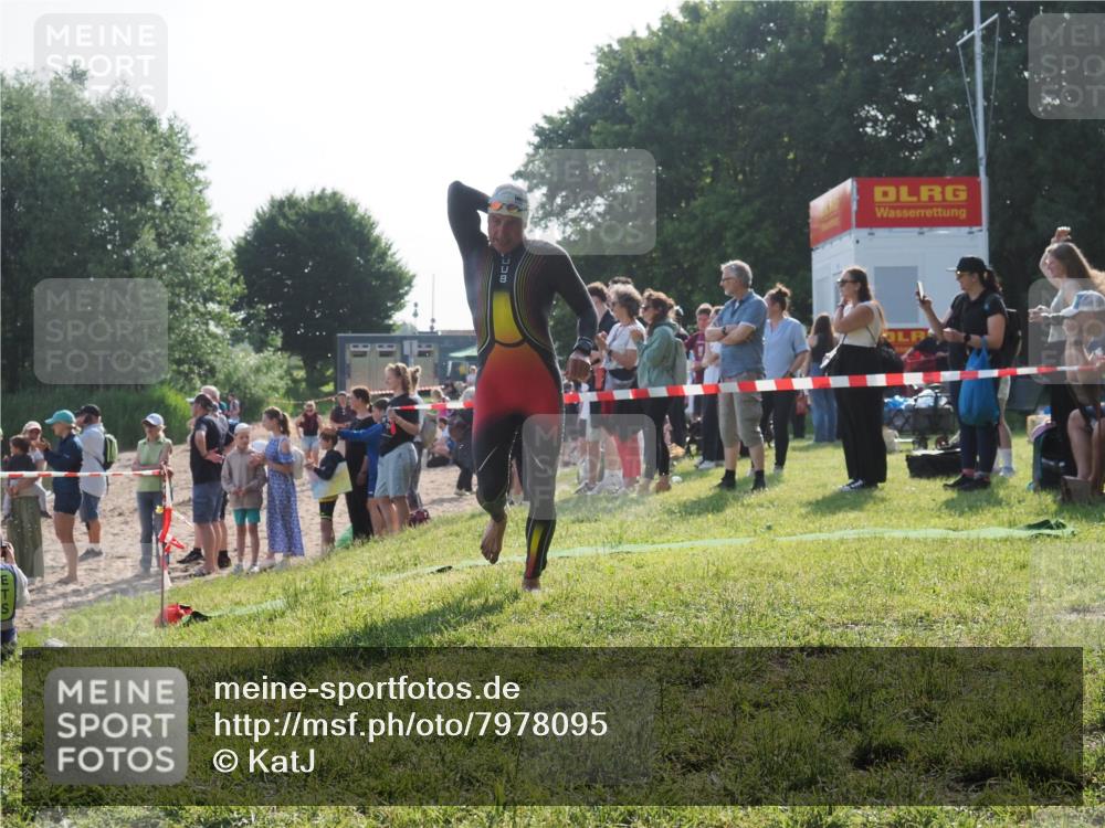 15.06.2025 - 27. Vierlanden-Triathlon KatJ http://msf.ph/oto/7978095 15.06.2025 08:39:00 Schwimmen 94, 182 meine-sportfotos.de