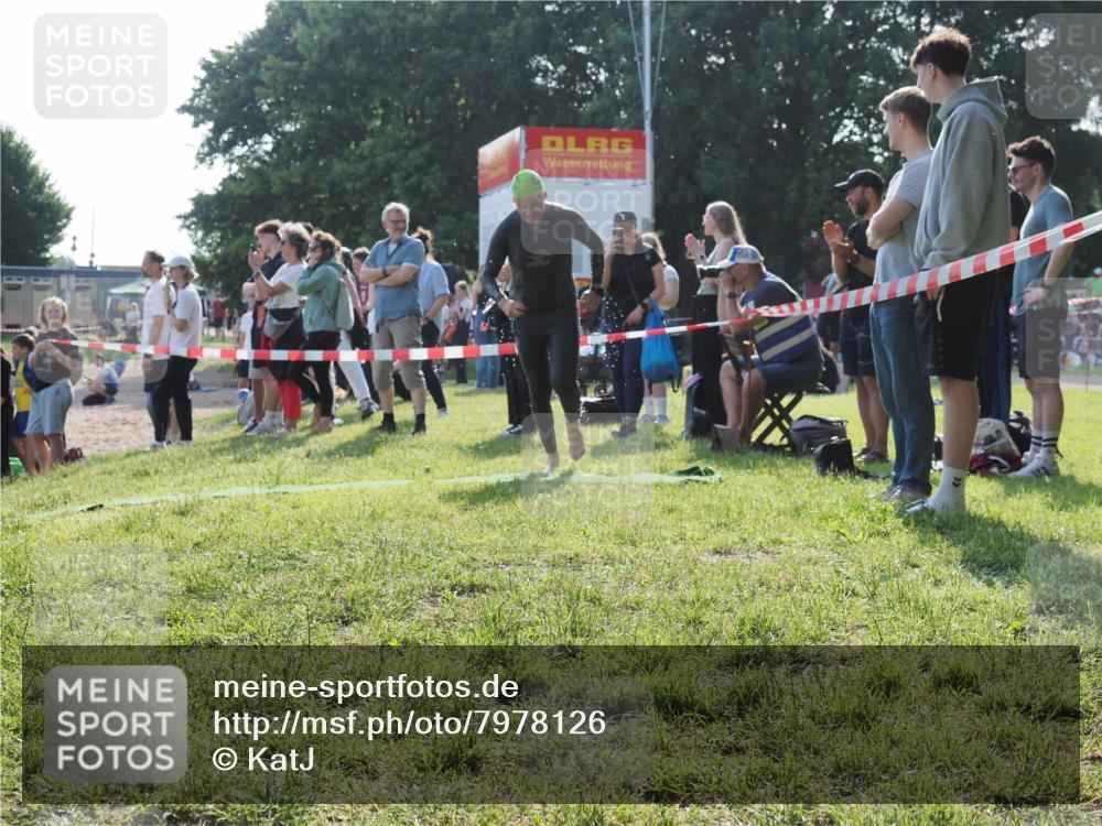 15.06.2025 - 27. Vierlanden-Triathlon KatJ http://msf.ph/oto/7978126 15.06.2025 08:39:07 Schwimmen 77, 94, 120, 165 meine-sportfotos.de