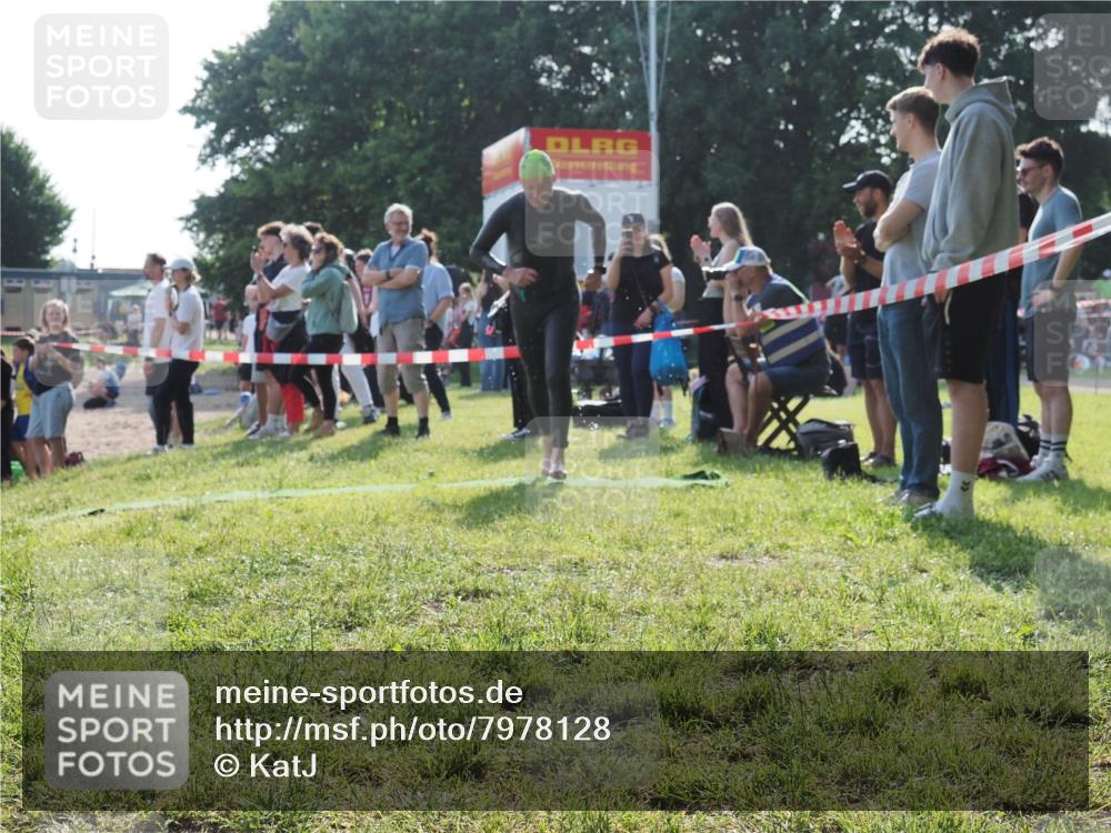 15.06.2025 - 27. Vierlanden-Triathlon KatJ http://msf.ph/oto/7978128 15.06.2025 08:39:07 Schwimmen 77, 94, 120, 165 meine-sportfotos.de