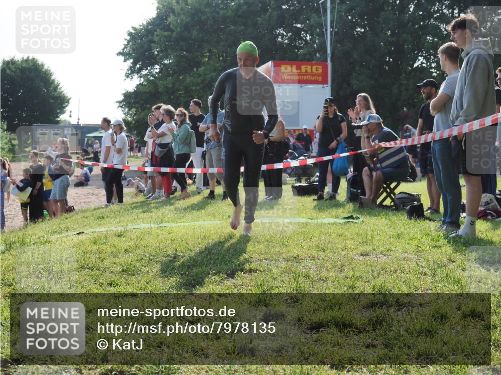 15.06.2025 - 27. Vierlanden-Triathlon KatJ http://msf.ph/oto/7978135 15.06.2025 08:39:08 Schwimmen 77, 94, 120, 165 meine-sportfotos.de
