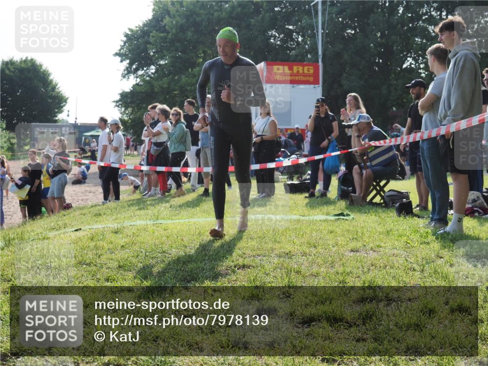 15.06.2025 - 27. Vierlanden-Triathlon KatJ http://msf.ph/oto/7978139 15.06.2025 08:39:08 Schwimmen 77, 94, 120, 165 meine-sportfotos.de