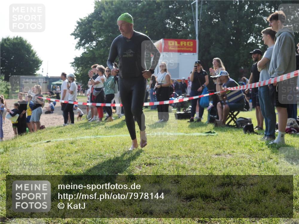 15.06.2025 - 27. Vierlanden-Triathlon KatJ http://msf.ph/oto/7978144 15.06.2025 08:39:08 Schwimmen 77, 94, 120, 165 meine-sportfotos.de