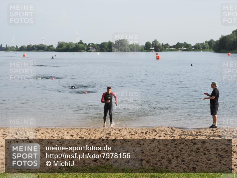 21.06.2025 - 27. Vierlanden-Triathlon MichiJ http://msf.ph/oto/7978156 15.06.2026 08:48:17 Schwimmen 70 meine-sportfotos.de