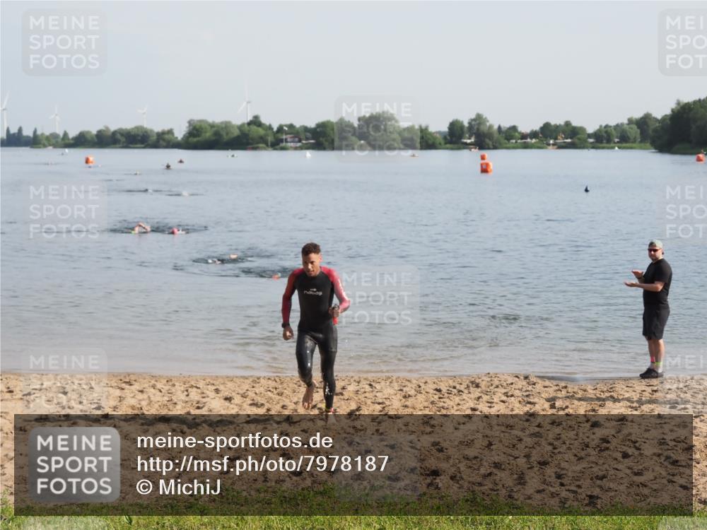 21.06.2025 - 27. Vierlanden-Triathlon MichiJ http://msf.ph/oto/7978187 15.06.2026 08:48:19 Schwimmen 70 meine-sportfotos.de