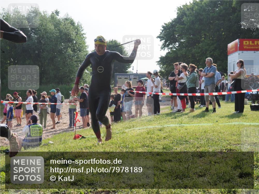 15.06.2025 - 27. Vierlanden-Triathlon KatJ http://msf.ph/oto/7978189 15.06.2025 08:39:15 Schwimmen 77, 120, 132, 165 meine-sportfotos.de
