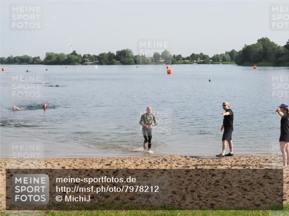 21.06.2025 - 27. Vierlanden-Triathlon MichiJ http://msf.ph/oto/7978212 15.06.2026 08:48:31 Schwimmen 123 meine-sportfotos.de