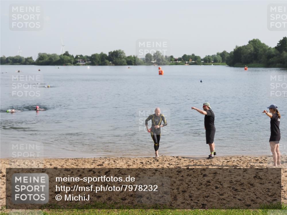 21.06.2025 - 27. Vierlanden-Triathlon MichiJ http://msf.ph/oto/7978232 15.06.2026 08:48:33 Schwimmen 123 meine-sportfotos.de