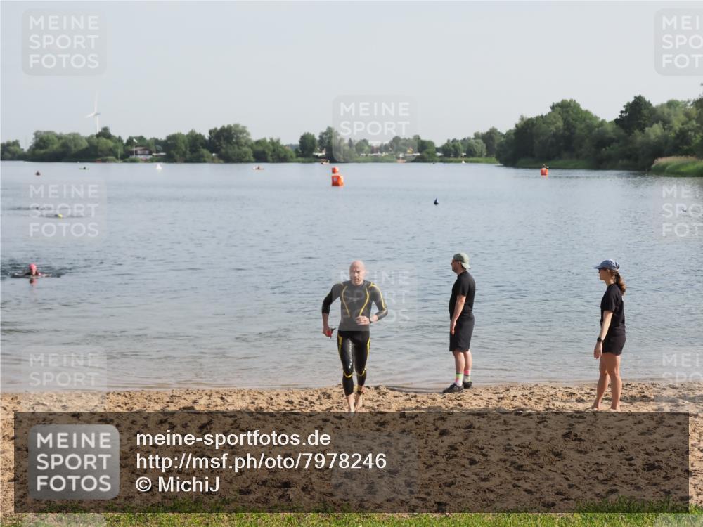 21.06.2025 - 27. Vierlanden-Triathlon MichiJ http://msf.ph/oto/7978246 15.06.2026 08:48:34 Schwimmen 123 meine-sportfotos.de
