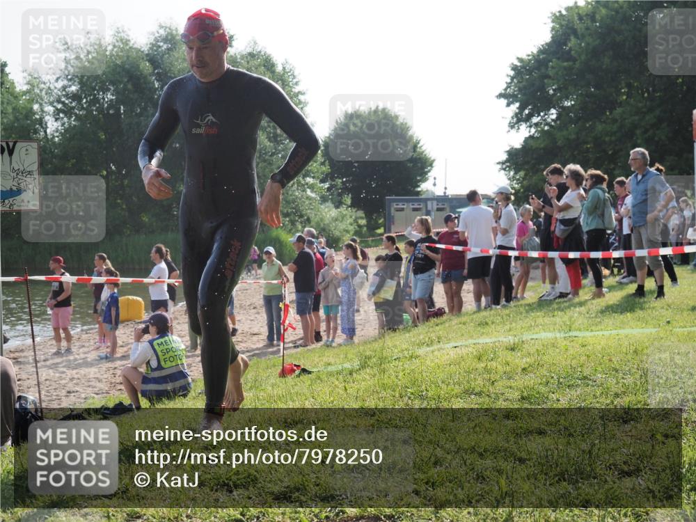 15.06.2025 - 27. Vierlanden-Triathlon KatJ http://msf.ph/oto/7978250 15.06.2025 08:39:23 Schwimmen 132, 165 meine-sportfotos.de