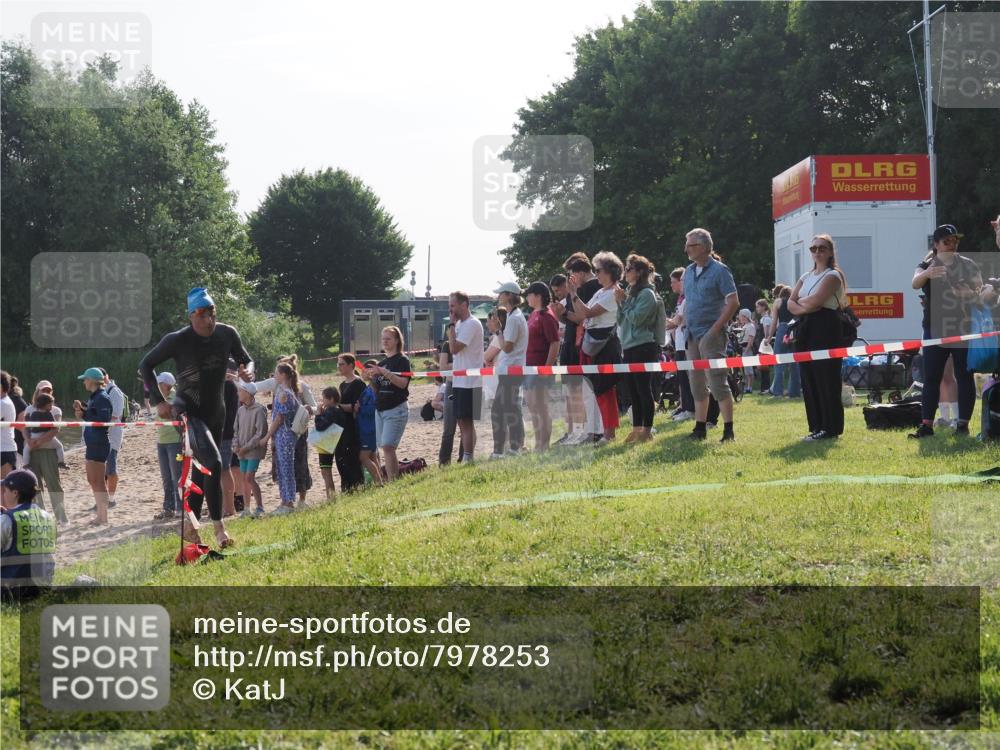 15.06.2025 - 27. Vierlanden-Triathlon KatJ http://msf.ph/oto/7978253 15.06.2025 08:39:36 Schwimmen 168 meine-sportfotos.de
