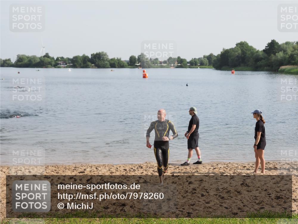 21.06.2025 - 27. Vierlanden-Triathlon MichiJ http://msf.ph/oto/7978260 15.06.2026 08:48:35 Schwimmen 123 meine-sportfotos.de