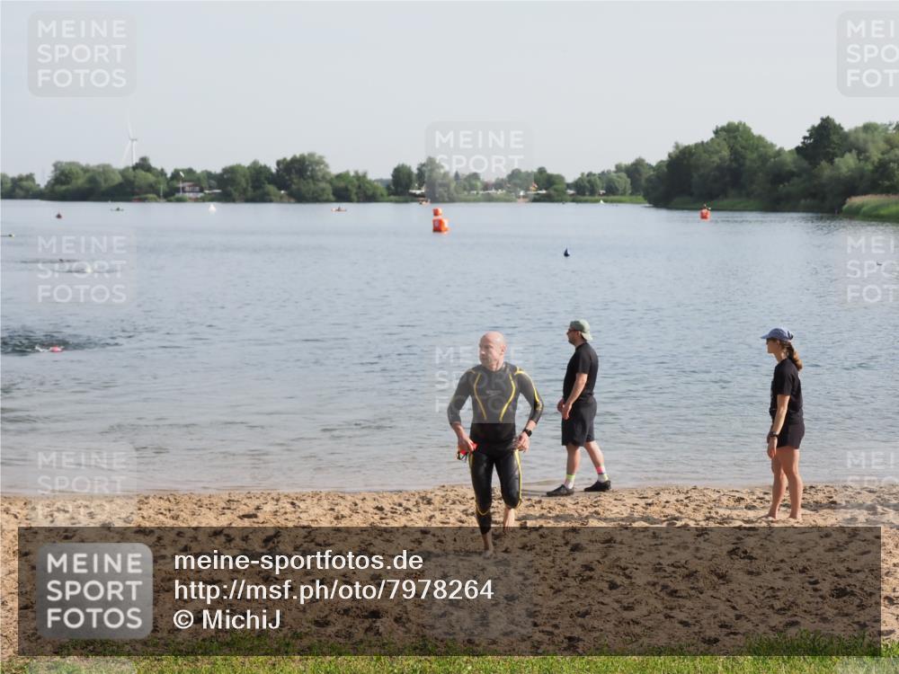21.06.2025 - 27. Vierlanden-Triathlon MichiJ http://msf.ph/oto/7978264 15.06.2026 08:48:35 Schwimmen 123 meine-sportfotos.de