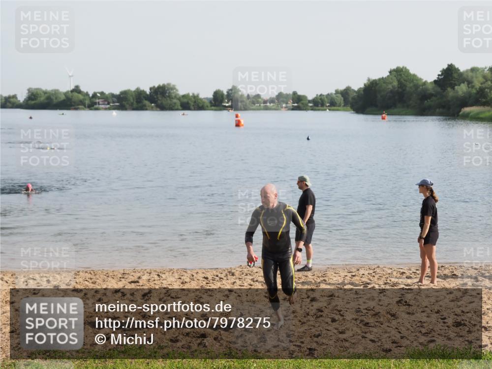 21.06.2025 - 27. Vierlanden-Triathlon MichiJ http://msf.ph/oto/7978275 15.06.2026 08:48:36 Schwimmen 123 meine-sportfotos.de