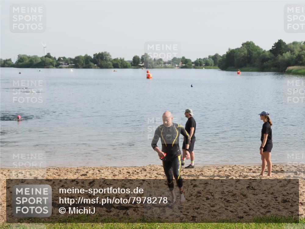 21.06.2025 - 27. Vierlanden-Triathlon MichiJ http://msf.ph/oto/7978278 15.06.2026 08:48:36 Schwimmen 123 meine-sportfotos.de