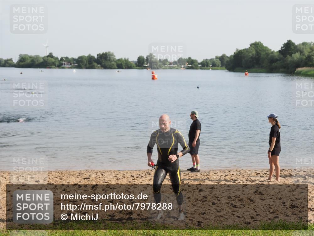21.06.2025 - 27. Vierlanden-Triathlon MichiJ http://msf.ph/oto/7978288 15.06.2026 08:48:36 Schwimmen 123 meine-sportfotos.de