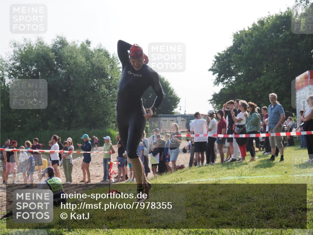15.06.2025 - 27. Vierlanden-Triathlon KatJ http://msf.ph/oto/7978355 15.06.2025 08:39:48 Schwimmen 59 meine-sportfotos.de