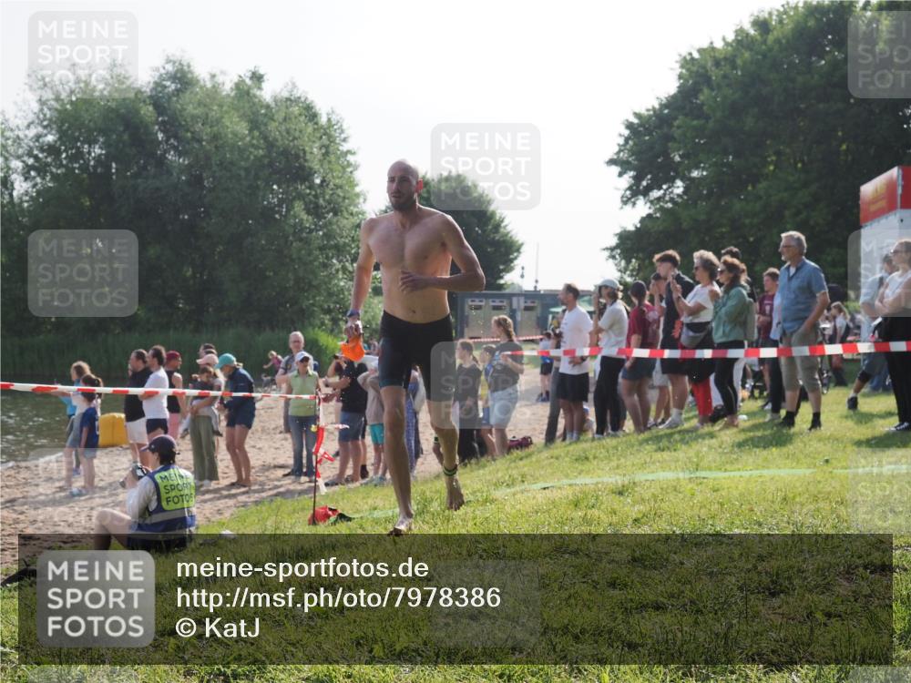 15.06.2025 - 27. Vierlanden-Triathlon KatJ http://msf.ph/oto/7978386 15.06.2025 08:39:59 Schwimmen 3 meine-sportfotos.de