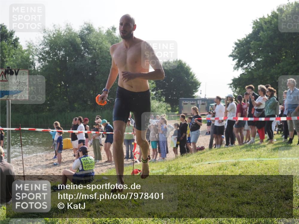 15.06.2025 - 27. Vierlanden-Triathlon KatJ http://msf.ph/oto/7978401 15.06.2025 08:40:00 Schwimmen 3 meine-sportfotos.de