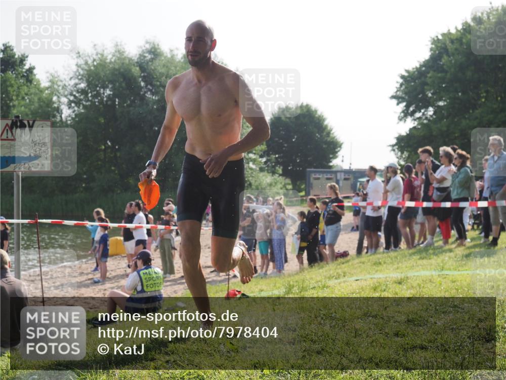 15.06.2025 - 27. Vierlanden-Triathlon KatJ http://msf.ph/oto/7978404 15.06.2025 08:40:00 Schwimmen 3 meine-sportfotos.de
