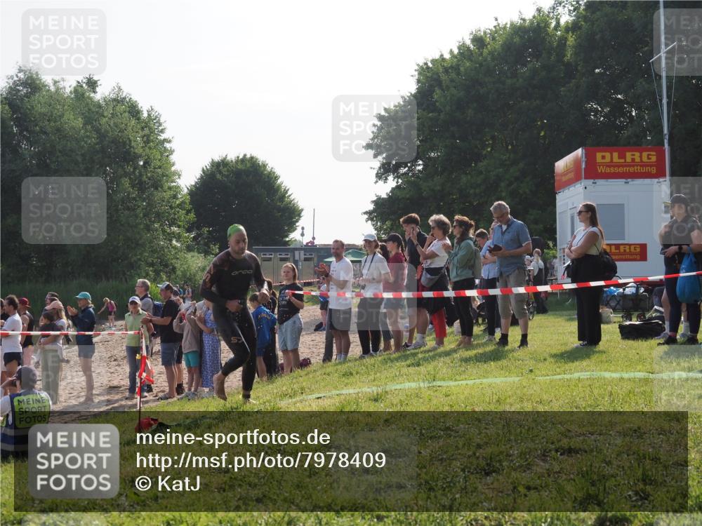15.06.2025 - 27. Vierlanden-Triathlon KatJ http://msf.ph/oto/7978409 15.06.2025 08:40:18 Schwimmen 67, 82 meine-sportfotos.de