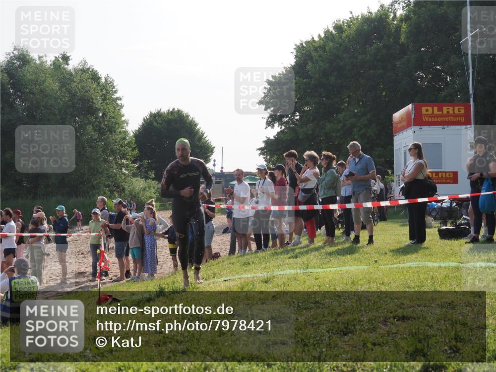 15.06.2025 - 27. Vierlanden-Triathlon KatJ http://msf.ph/oto/7978421 15.06.2025 08:40:18 Schwimmen 67, 82 meine-sportfotos.de