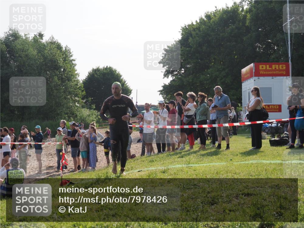 15.06.2025 - 27. Vierlanden-Triathlon KatJ http://msf.ph/oto/7978426 15.06.2025 08:40:19 Schwimmen 67, 82 meine-sportfotos.de
