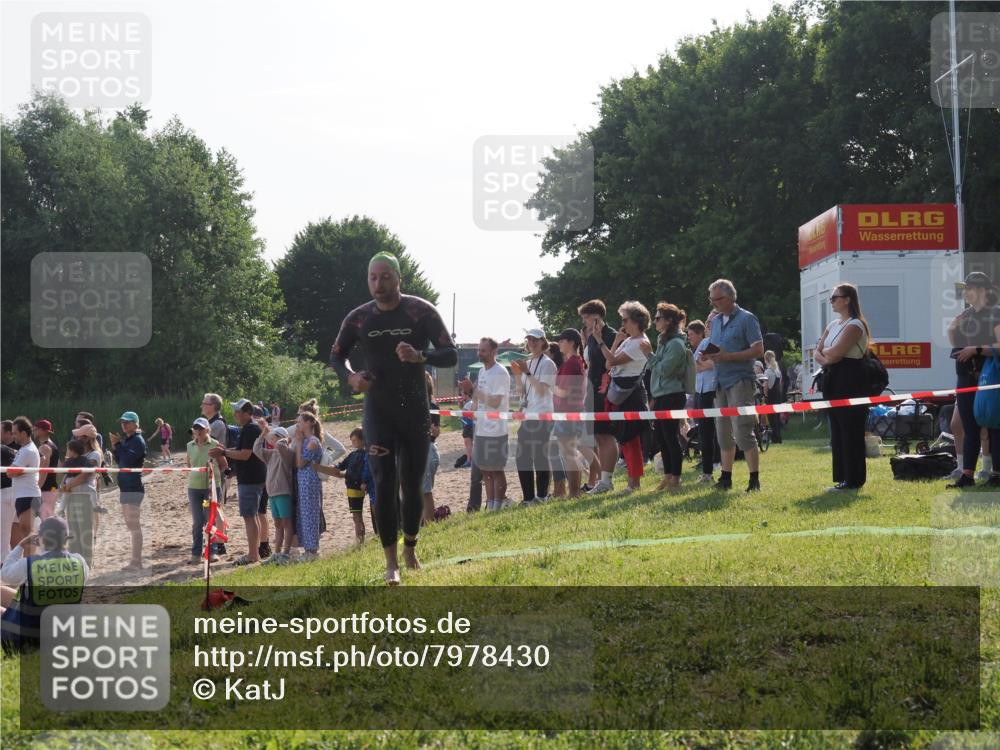 15.06.2025 - 27. Vierlanden-Triathlon KatJ http://msf.ph/oto/7978430 15.06.2025 08:40:19 Schwimmen 67, 82 meine-sportfotos.de