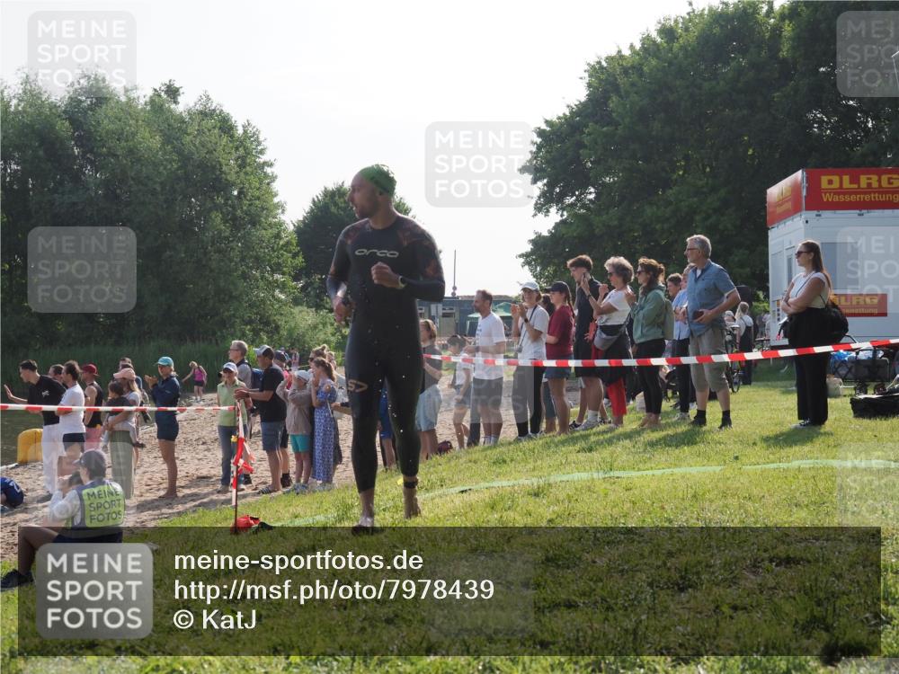 15.06.2025 - 27. Vierlanden-Triathlon KatJ http://msf.ph/oto/7978439 15.06.2025 08:40:20 Schwimmen 67, 82 meine-sportfotos.de
