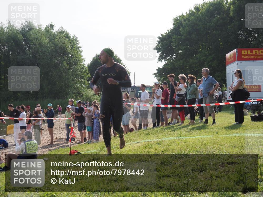 15.06.2025 - 27. Vierlanden-Triathlon KatJ http://msf.ph/oto/7978442 15.06.2025 08:40:20 Schwimmen 67, 82 meine-sportfotos.de