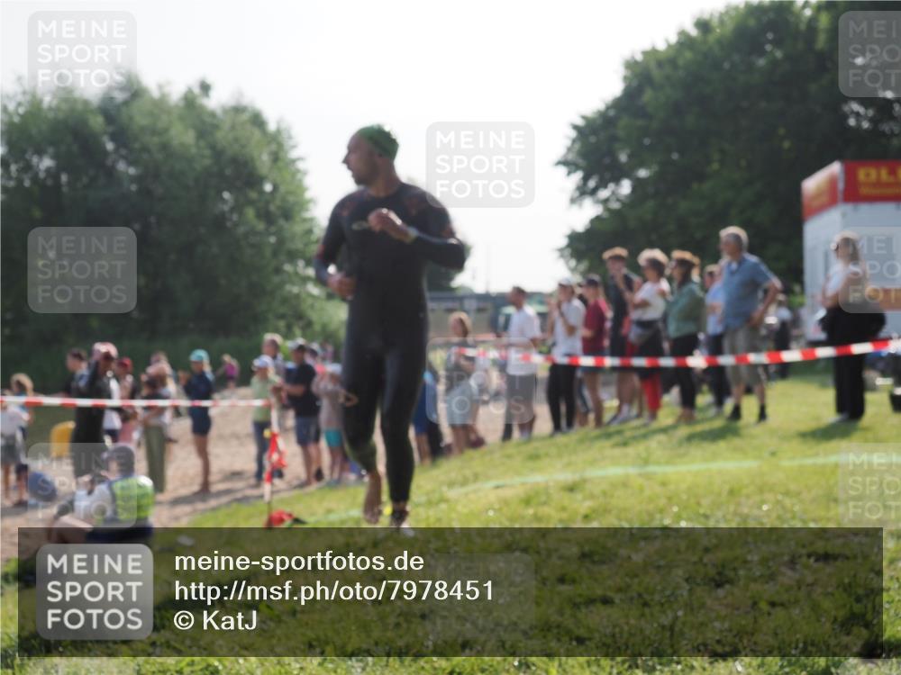 15.06.2025 - 27. Vierlanden-Triathlon KatJ http://msf.ph/oto/7978451 15.06.2025 08:40:20 Schwimmen 67, 82 meine-sportfotos.de
