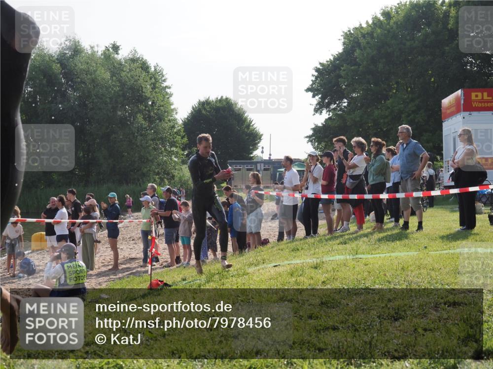 15.06.2025 - 27. Vierlanden-Triathlon KatJ http://msf.ph/oto/7978456 15.06.2025 08:40:21 Schwimmen 67, 82 meine-sportfotos.de