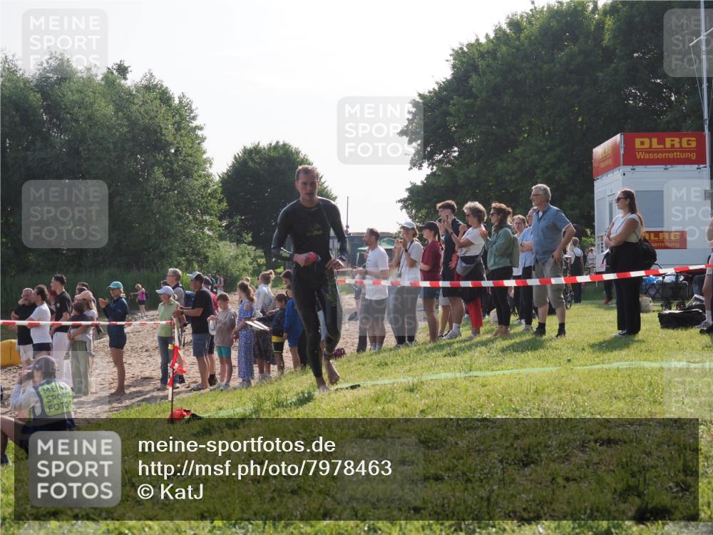 15.06.2025 - 27. Vierlanden-Triathlon KatJ http://msf.ph/oto/7978463 15.06.2025 08:40:22 Schwimmen 67, 82 meine-sportfotos.de