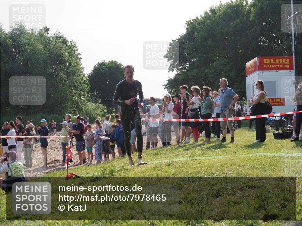 15.06.2025 - 27. Vierlanden-Triathlon KatJ http://msf.ph/oto/7978465 15.06.2025 08:40:22 Schwimmen 67, 82 meine-sportfotos.de