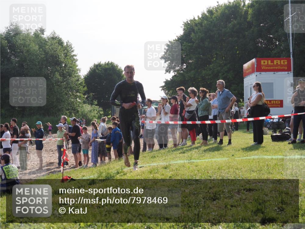15.06.2025 - 27. Vierlanden-Triathlon KatJ http://msf.ph/oto/7978469 15.06.2025 08:40:22 Schwimmen 67, 82 meine-sportfotos.de
